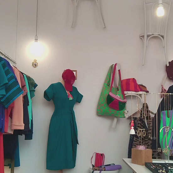 Vidéo du T-shirt en jersey 100 % coton couleur encre, col bateau doublé, coupe droite et manches très larges. Porté en mouvement à la boutique Hazar and Co à Paris rue du Château . Fabriqué main en série limitée en France.