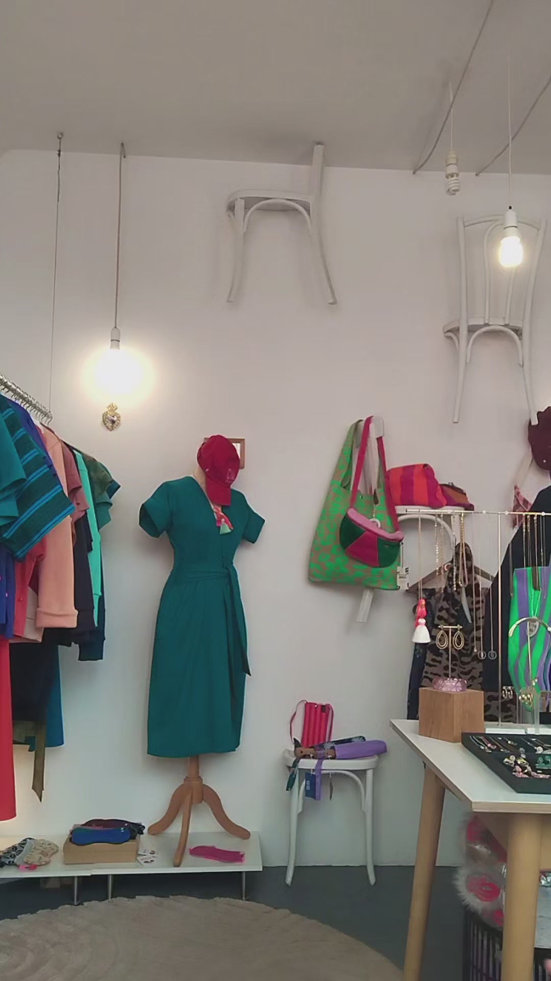 Vidéo du T-shirt en jersey 100 % coton couleur encre, col bateau doublé, coupe droite et manches très larges. Porté en mouvement à la boutique Hazar and Co à Paris rue du Château . Fabriqué main en série limitée en France.