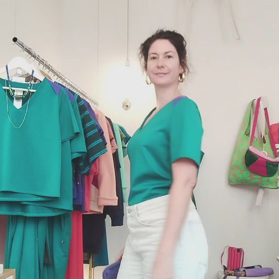 T-shirt en jersey de coton vert émeraude, porté en mouvement à la boutique parisienne Hazar and Co. Fabriqué en France en petite série par ékicé