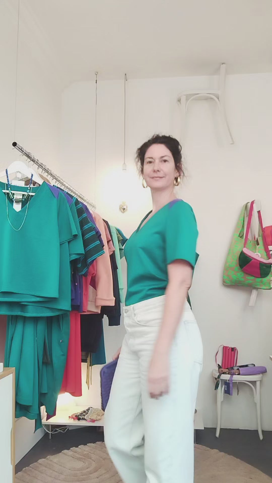 T-shirt en jersey de coton vert émeraude, porté en mouvement à la boutique parisienne Hazar and Co. Fabriqué en France en petite série par ékicé